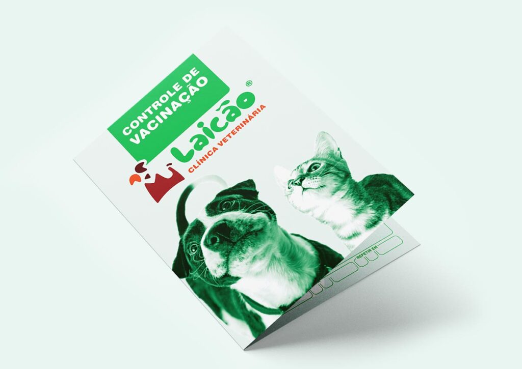 Capa da caderneta de vacinação criada pela Ópera para a Clínica Veterinária Laicão. Design sugerido pela Ópera Criativa.