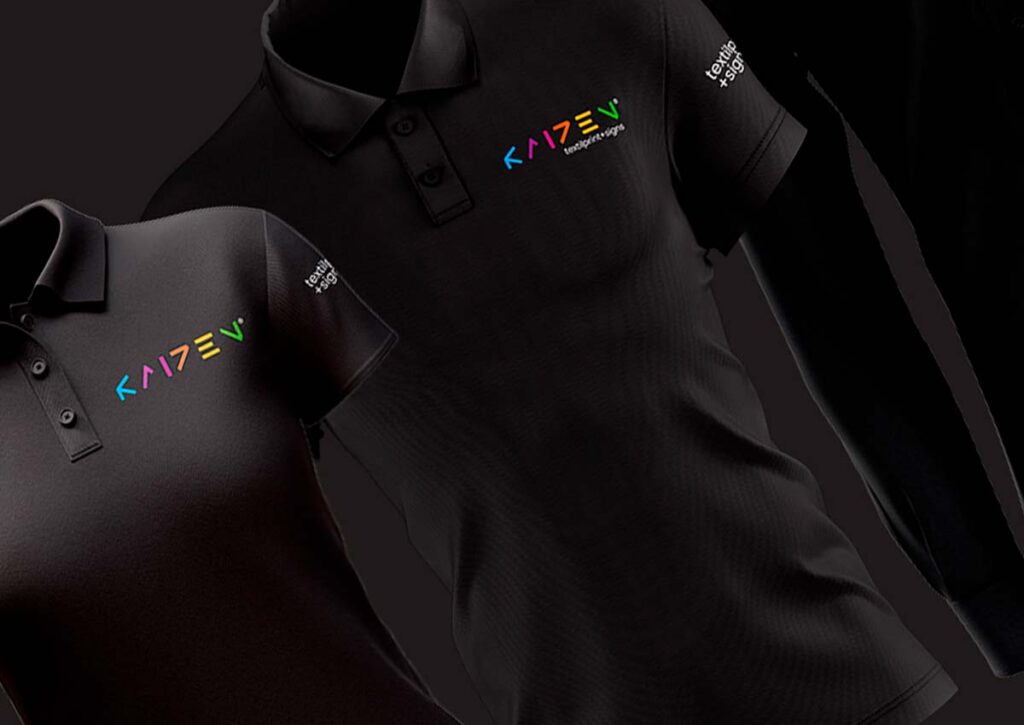 Camisas tipo Polo Kaizen TextilPrint + Signs. Parte do Manual de Linguagem da Marca para a empresa especializada em Signs e Impressão Digital sobre Tecidos desenvolvido pela Ópera Criativa.