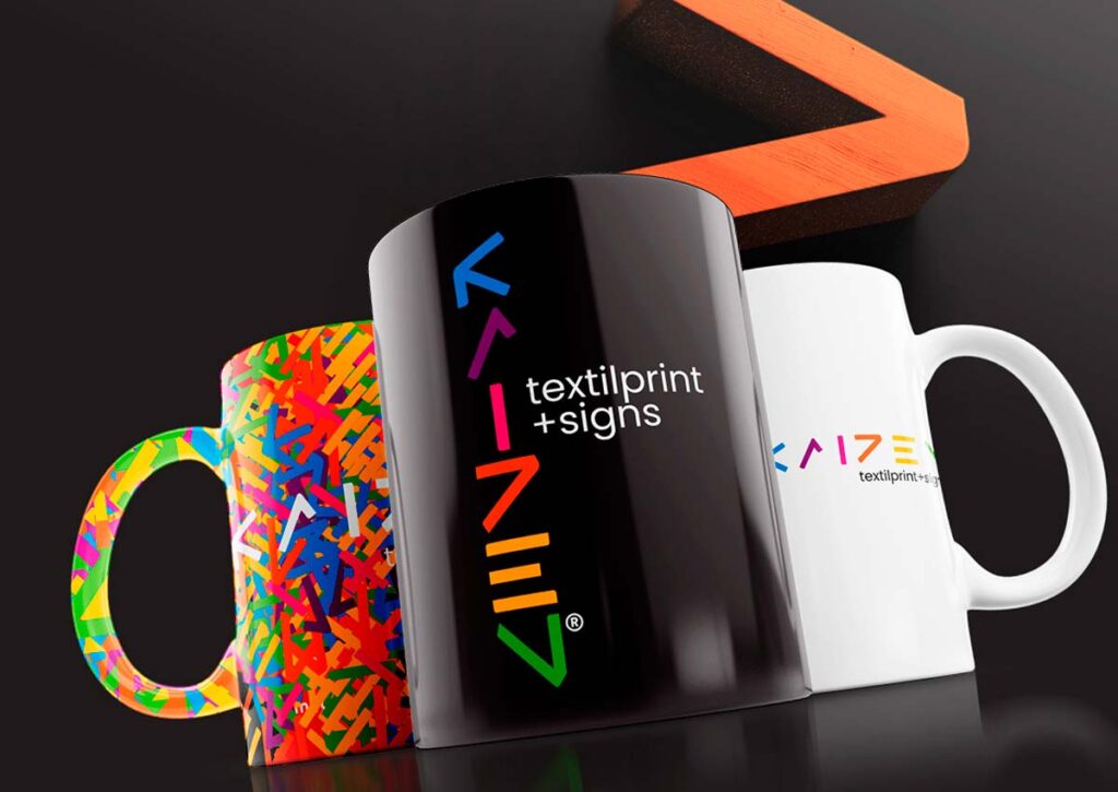 Mugs Kaizen TextilPrint + Signs. Parte do Manual de Linguagem da Marca para a empresa especializada em Signs e Impressão Digital sobre Tecidos desenvolvido pela Ópera Criativa.