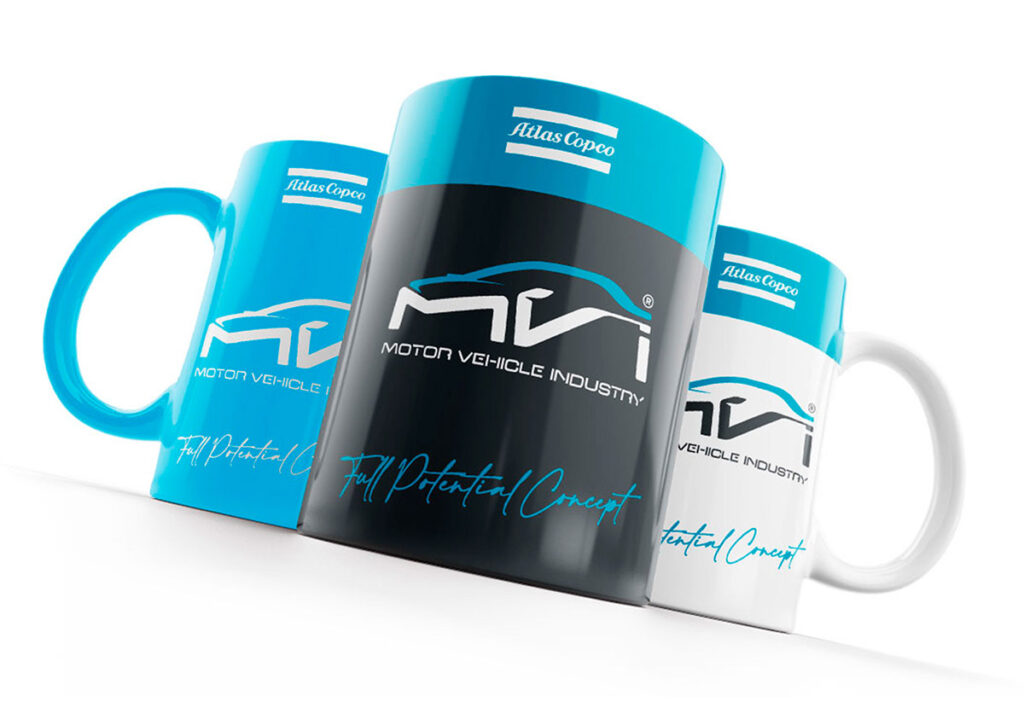 Mugs do Programa MVI Motor Vehicle Industry. Parte integrante do Manual de Linguagem da Marca desenvolvido pela Ópera Criativa para a Atlas Copco Brasil.
