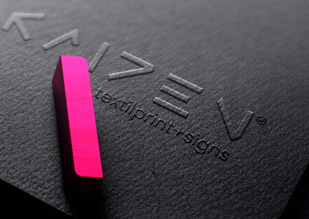 Representação em relevo seco do logotipo Kaizen TextilPrint + Signs. Parte do Manual de Linguagem da Marca para a empresa especializada em Signs e Impressão Digital sobre Tecidos desenvolvido pela Ópera Criativa.