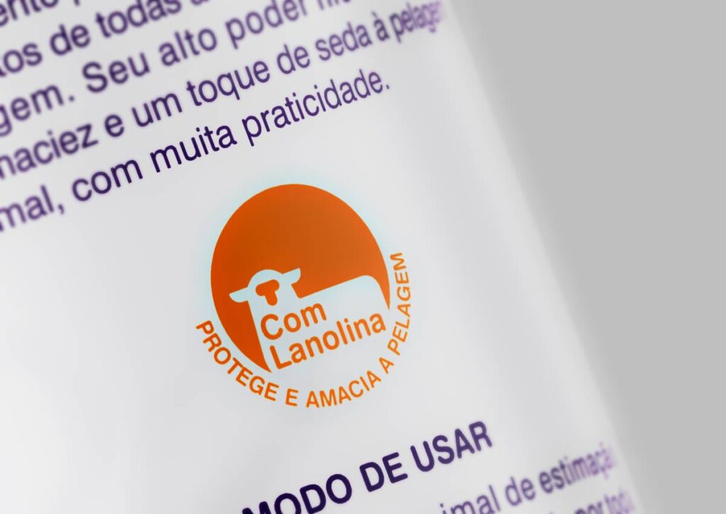 Detalhe do selo "Com Lanolina" criado pela Ópera para constar das embalagens de shampoos Fluffy Pets.