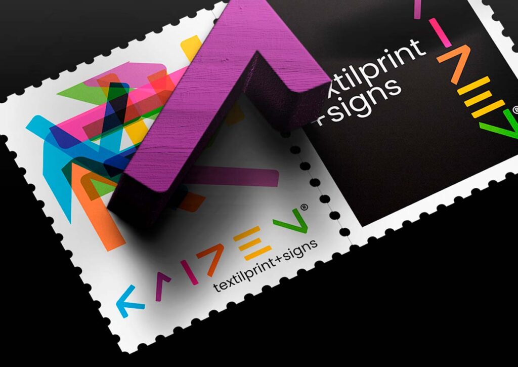 Selo para correspondências especiais Kaizen TextilPrint + Signs. Parte do Manual de Linguagem da Marca para a empresa especializada em Signs e Impressão Digital sobre Tecidos desenvolvido pela Ópera Criativa.