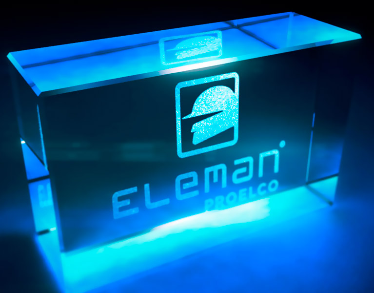 Troféu em vidro azul, criado pela Ópera Criativa para a empresa Eleman PROELCO, parte do projeto de identidade visual da marca