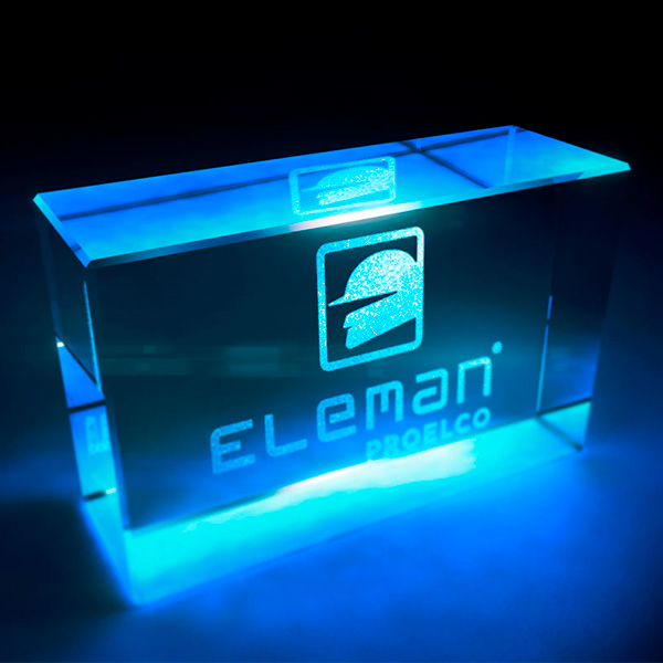 Troféu em vidro azul, criado pela Ópera Criativa para a empresa Eleman PROELCO, parte do projeto de identidade visual da marca